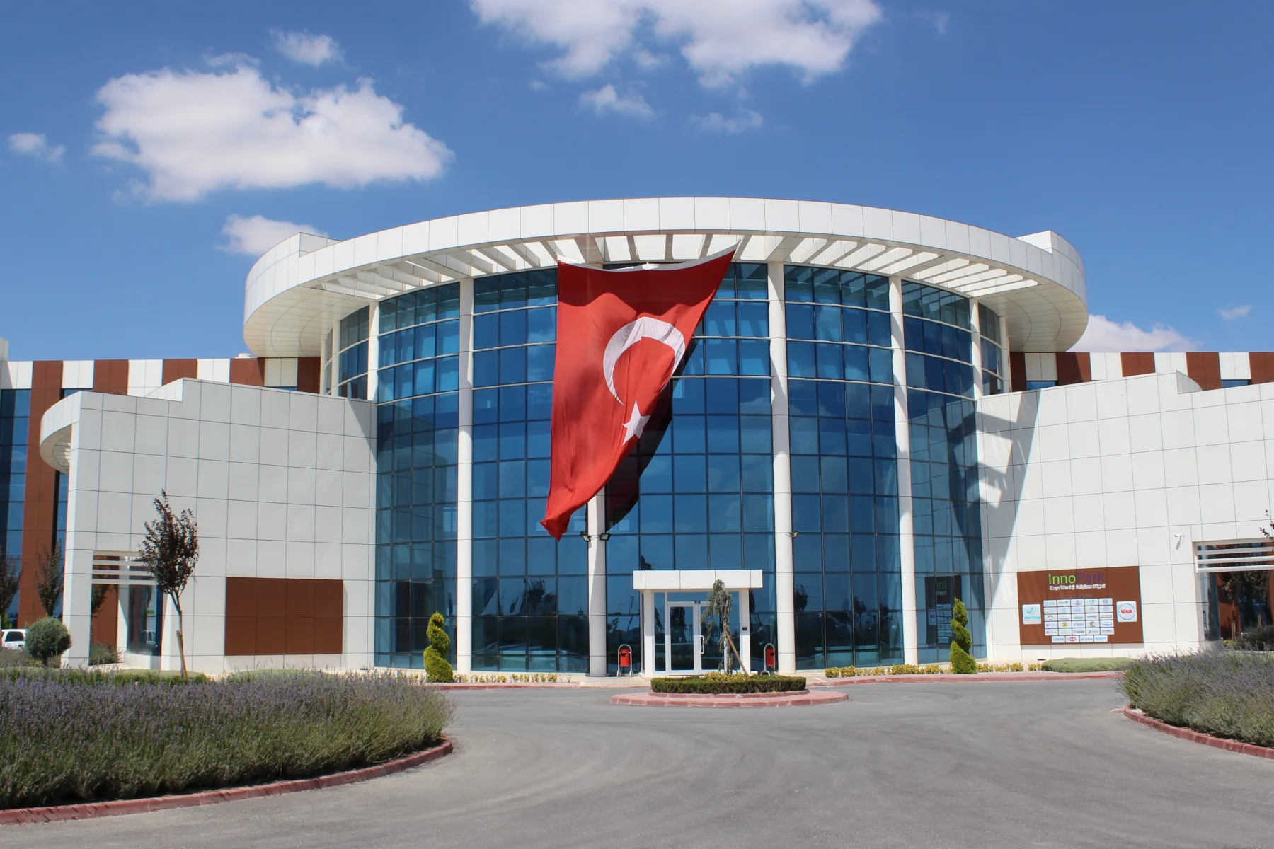 Türk bayrağıyla InnoPark Konya Teknoloji Geliştirme Bölgesi yerleşkesi
