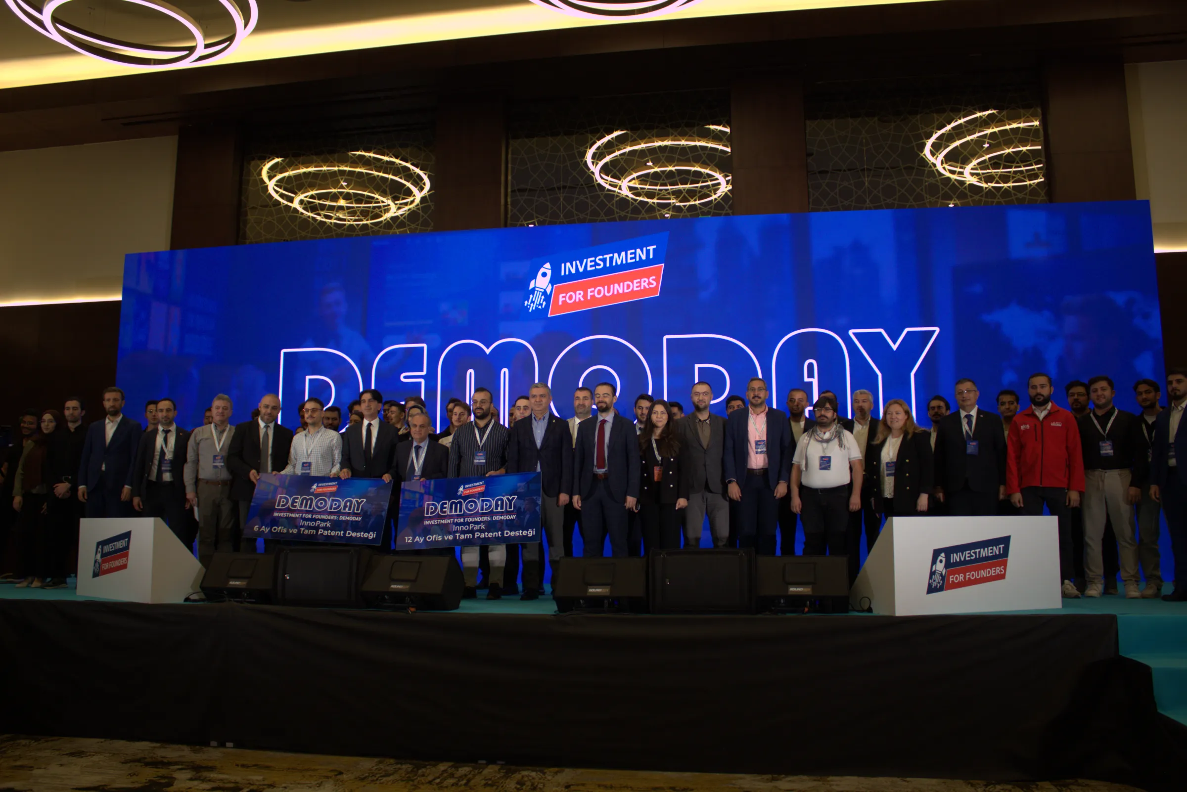 Investment for Founders Demo Day sahnesinde bir araya gelen girişimciler, yatırımcılar ve InnoPark ekibi