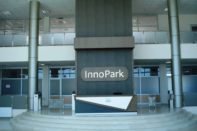 InnoPark giriş lobisi ve danışma alanı